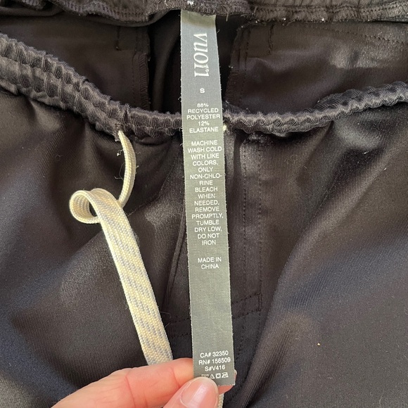 Vuori Men's Charcoal Joggers Size Small - Picture 3 of 3